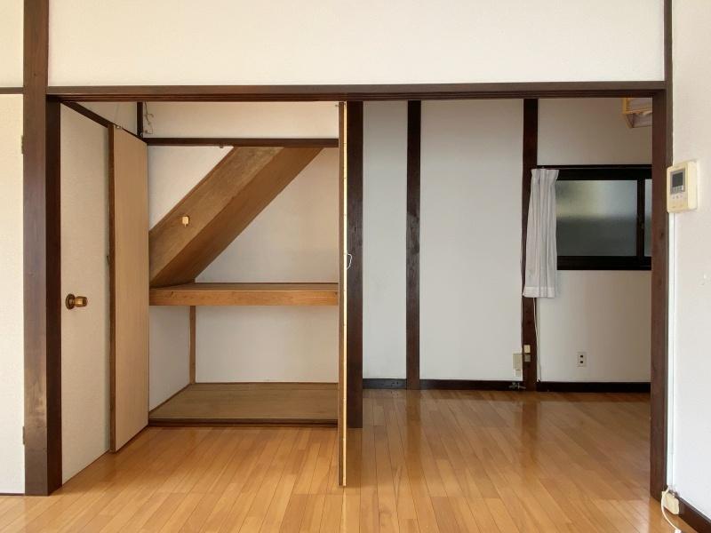 逗子市小坪五丁目の賃貸物件/階段下に収納スペースあり。