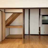 逗子市小坪五丁目の賃貸物件/階段下に収納スペースあり。