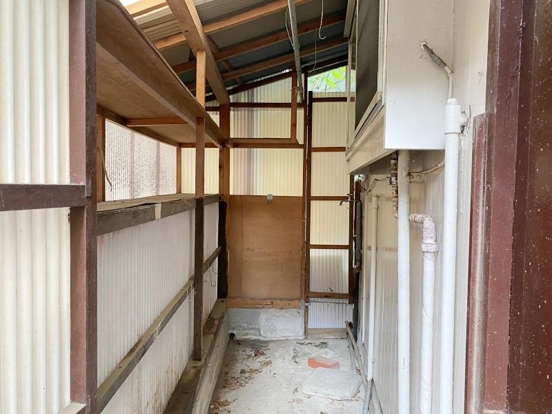 逗子市小坪五丁目の賃貸物件/敷地の奥に物置あり。物置までの通路が狭い為、大きな物は置けなそう。