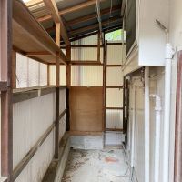 逗子市小坪五丁目の賃貸物件/敷地の奥に物置あり。物置までの通路が狭い為、大きな物は置けなそう。