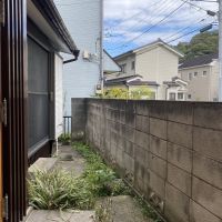 逗子市小坪五丁目の賃貸物件/建物とレンガ壁の間のスペース