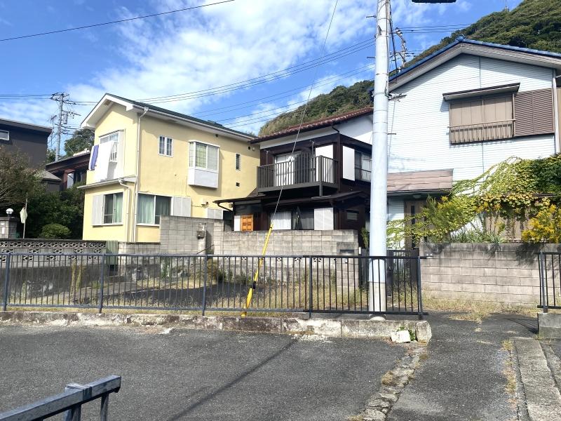 逗子市小坪五丁目の賃貸物件/外観│大通りから路地を進むと建物