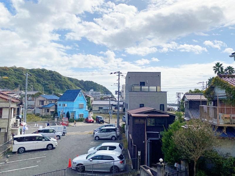 逗子市小坪五丁目の賃貸物件/2階ベランダからの眺め│右前方、建物の間からは小坪漁港がちらり。