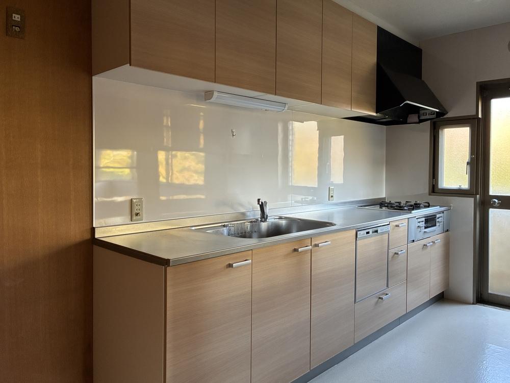 中郡大磯町東小磯の賃貸物件/キッチンは使いやすそうなシステムキッチン