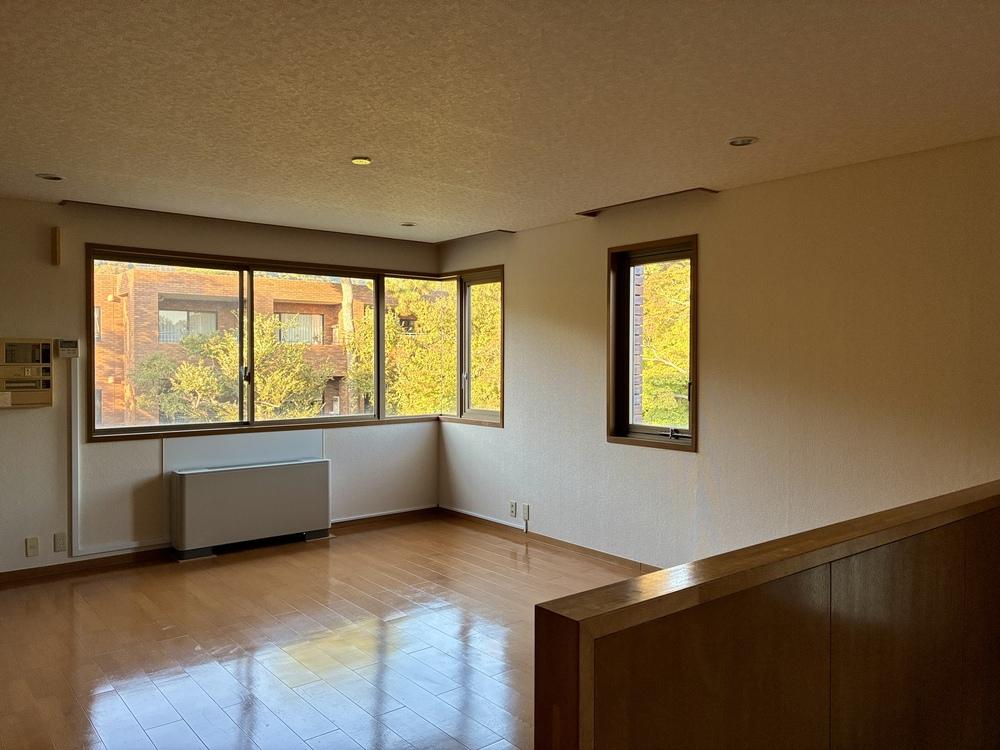 中郡大磯町東小磯の賃貸物件/ダイニング部分も、腰窓からの景色がいい