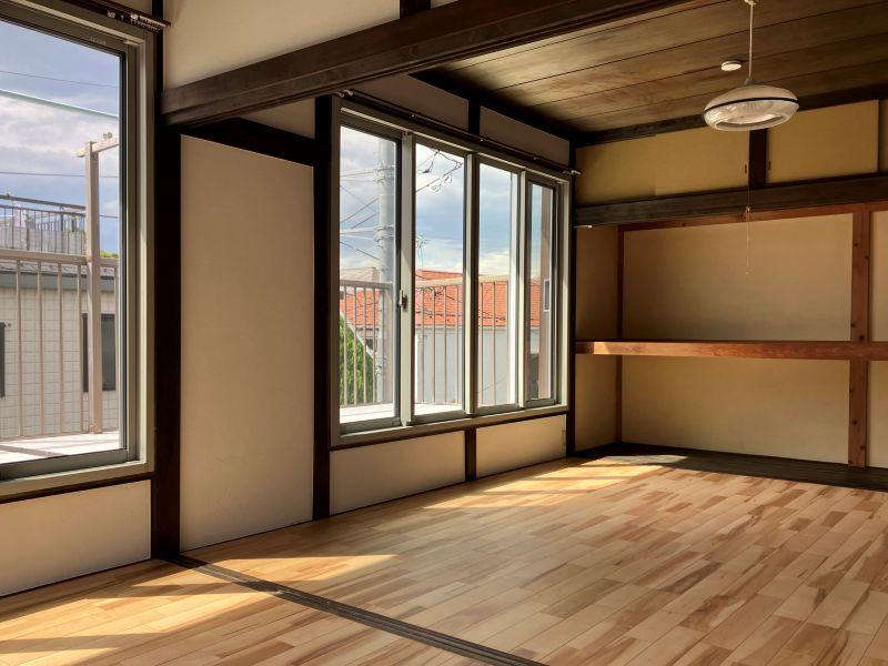 鎌倉市材木座一丁目の賃貸物件/2階洋室｜ベランダに面した大きな窓のある明るい部屋。2つの部屋は襖で仕切ります。