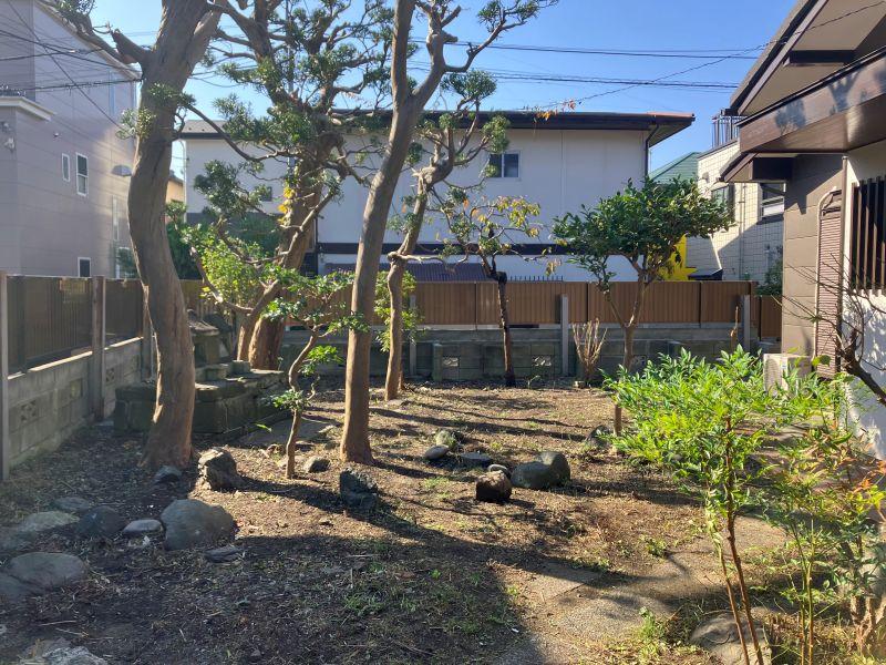 鎌倉市材木座一丁目の賃貸物件/庭｜松や蜜柑などが植えられている広い庭園。
