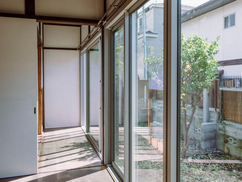 鎌倉市材木座一丁目の賃貸物件/広縁｜LDKから広縁まで一面にサッシが続いています。こちらは断熱サッシに交換しました。