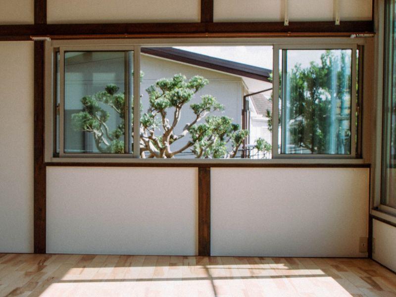 鎌倉市材木座一丁目の賃貸物件/2階洋室｜南側の部屋からは庭の松の木が見えます。