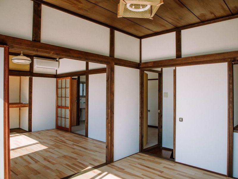 鎌倉市材木座一丁目の賃貸物件/2階和室｜柱と長押など、空間を引き締める部材は濃い目の茶色で塗装し直しました。