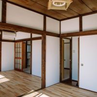 鎌倉市材木座一丁目の賃貸物件/2階和室｜柱と長押など、空間を引き締める部材は濃い目の茶色で塗装し直しました。