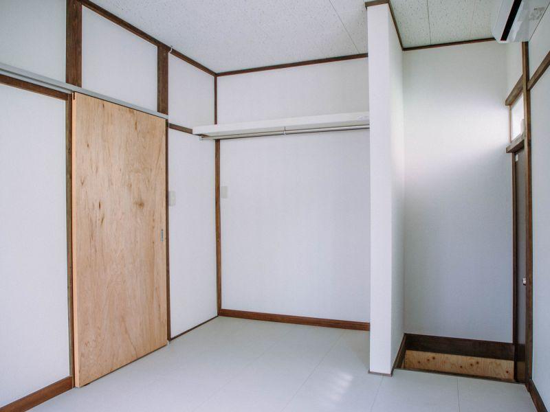 鎌倉市材木座一丁目の賃貸物件/1階洋室｜勝手口と収納棚があります。