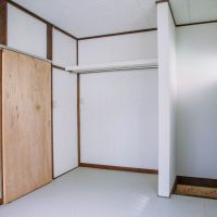 鎌倉市材木座一丁目の賃貸物件/1階洋室｜勝手口と収納棚があります。