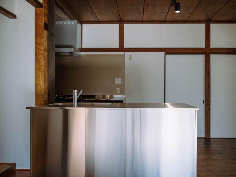 鎌倉市材木座一丁目の賃貸物件/キッチン｜古家にステンレスはやっぱり相性がいいと思います。