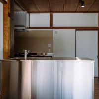 鎌倉市材木座一丁目の賃貸物件/キッチン｜古家にステンレスはやっぱり相性がいいと思います。