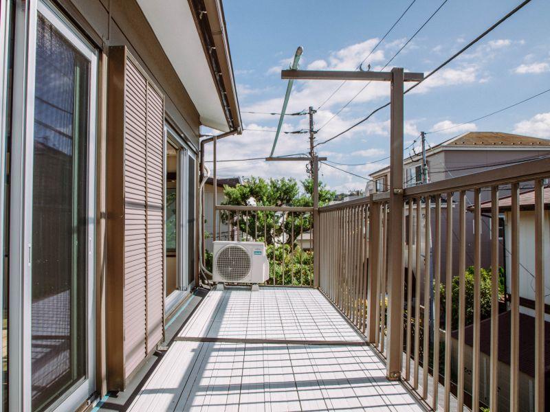 鎌倉市材木座一丁目の賃貸物件/ベランダ｜奥行きも幅も広々。洗濯物がよく乾きそう。