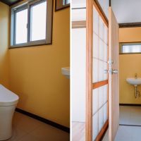 鎌倉市材木座一丁目の賃貸物件/2階トイレ｜壁紙は黄色にしました。