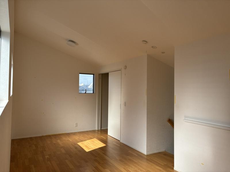 藤沢市辻堂六丁目の賃貸物件/2階から階段を数段上がった洋室