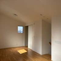 藤沢市辻堂六丁目の賃貸物件/2階から階段を数段上がった洋室