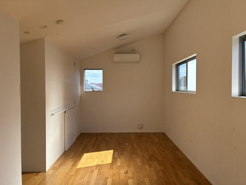 藤沢市辻堂六丁目の賃貸物件/2階から階段を数段上がった洋室