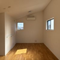 藤沢市辻堂六丁目の賃貸物件/2階から階段を数段上がった洋室