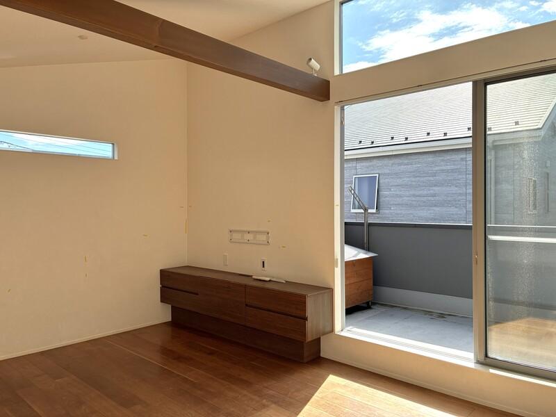 藤沢市辻堂六丁目の賃貸物件/2階のリビング。高い位置にも窓があり開放的です