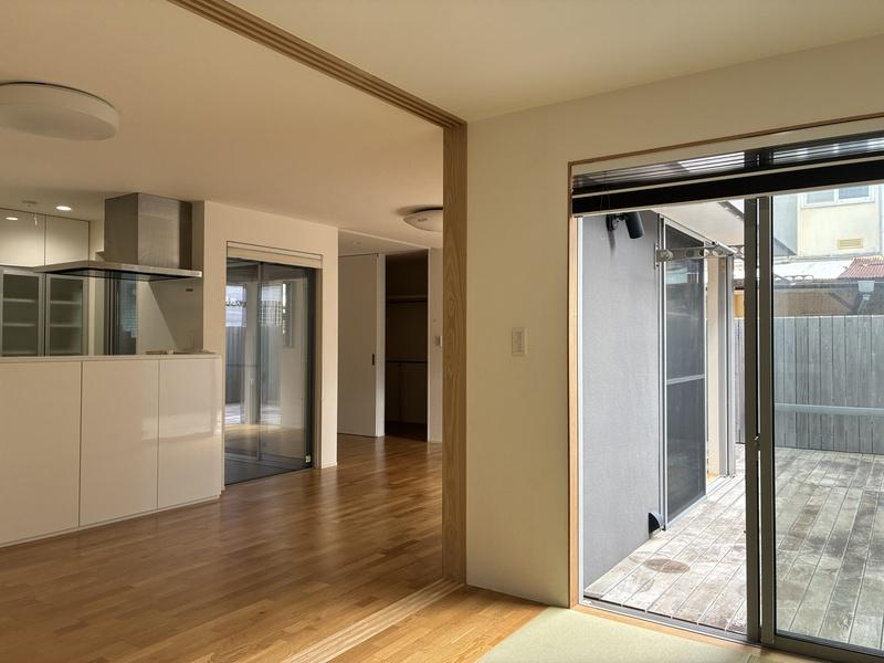 藤沢市辻堂六丁目の賃貸物件/1階の和室からリビングを見たところ