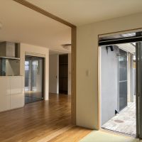 藤沢市辻堂六丁目の賃貸物件/1階の和室からリビングを見たところ