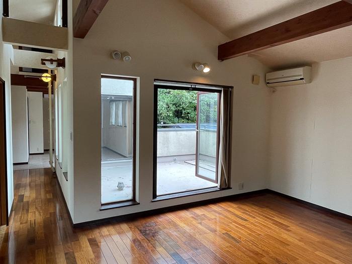 鎌倉市笹目町の売買物件/リビング側からバルコニー方向を見たところ