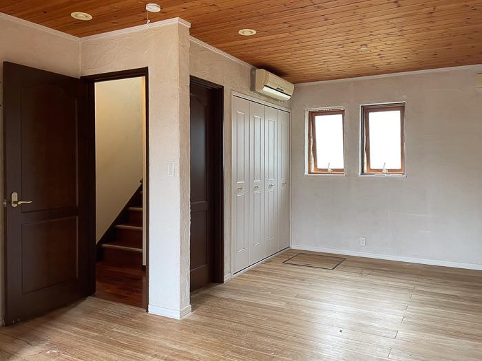 鎌倉市笹目町の売買物件/１階居室は２部屋に区切れる仕様。無垢材と漆喰の壁