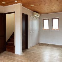 鎌倉市笹目町の売買物件/１階居室は２部屋に区切れる仕様。無垢材と漆喰の壁