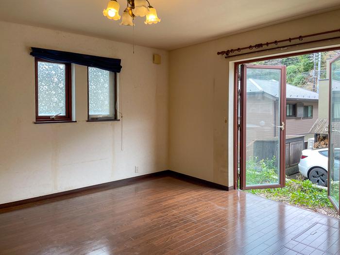 鎌倉市笹目町の売買物件/１階の主寝室。大きく開く掃き出し窓の向こうにウッドデッキをつけてみてもいい