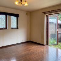 鎌倉市笹目町の売買物件/１階の主寝室。大きく開く掃き出し窓の向こうにウッドデッキをつけてみてもいい