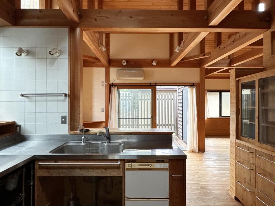 藤沢市鵠沼藤が谷三丁目の売買物件/キッチンとリビング｜ここで家族団欒している様子が想像できます