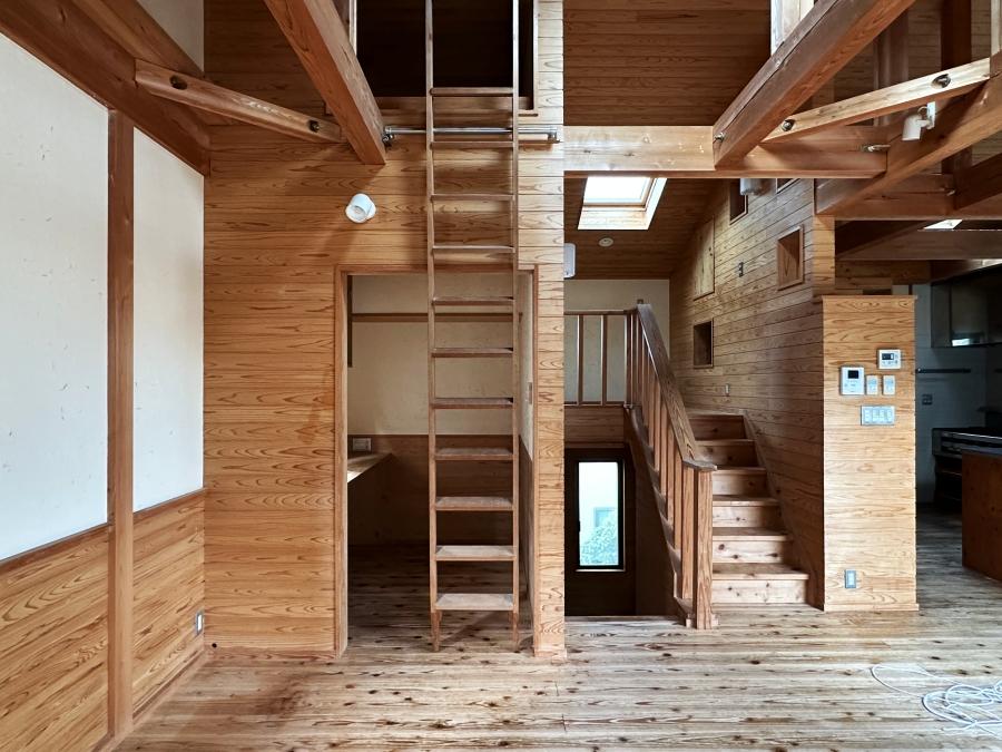 藤沢市鵠沼藤が谷三丁目の売買物件/リビング｜フローリングも壁（一部は藁入りの珪藻土）も天井も杉の無垢材