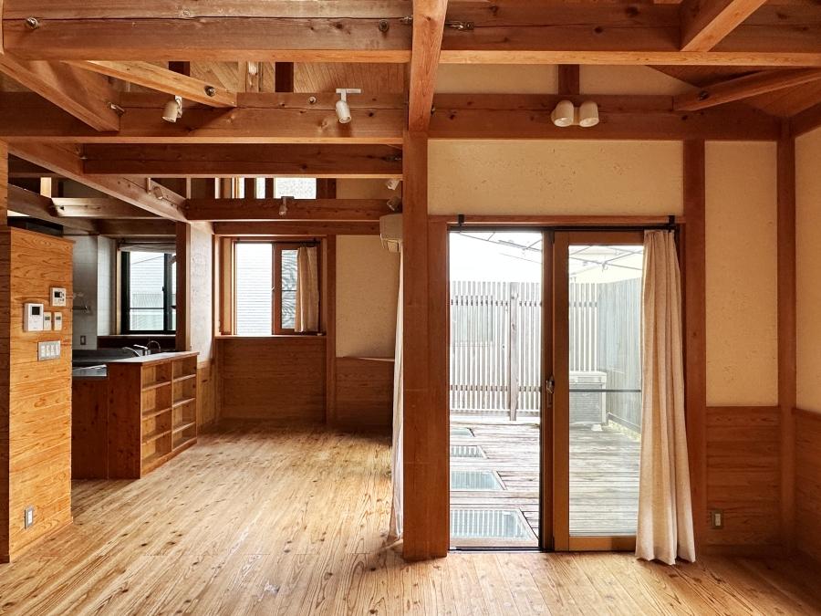 藤沢市鵠沼藤が谷三丁目の売買物件/リビングダイニング｜掃き出し窓の向こうにはウッドデッキ