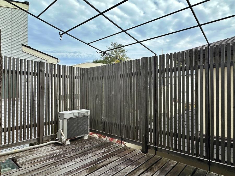 藤沢市鵠沼藤が谷三丁目の売買物件/ウッドデッキ｜床材は痛みの激しいものもあるので交換が必要そうです