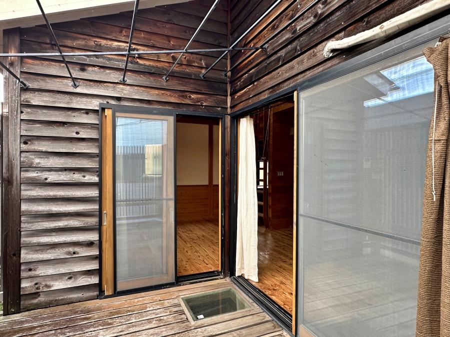 藤沢市鵠沼藤が谷三丁目の売買物件/ウッドデッキ｜ここから見る木製の外壁も良い色してますね