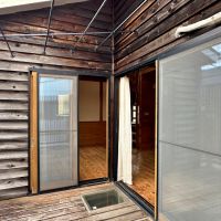 藤沢市鵠沼藤が谷三丁目の売買物件/ウッドデッキ｜ここから見る木製の外壁も良い色してますね