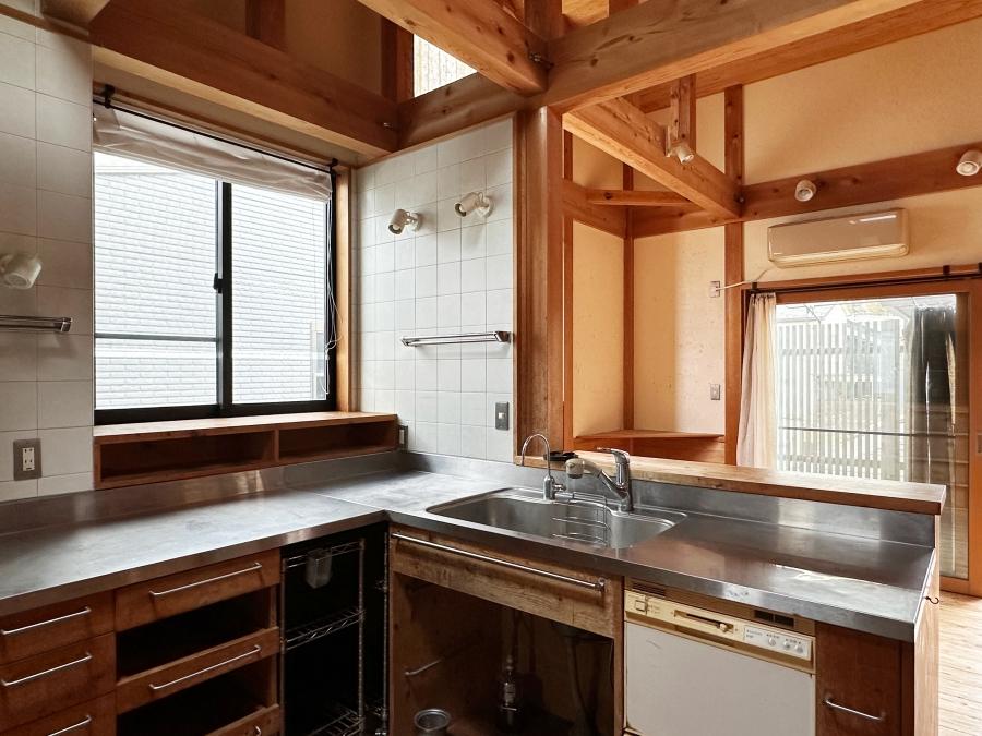 藤沢市鵠沼藤が谷三丁目の売買物件/キッチン｜大きな窓とトップライトも付いています。天板は約950mmと高めです