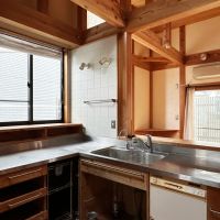 藤沢市鵠沼藤が谷三丁目の売買物件/キッチン｜大きな窓とトップライトも付いています。天板は約950mmと高めです