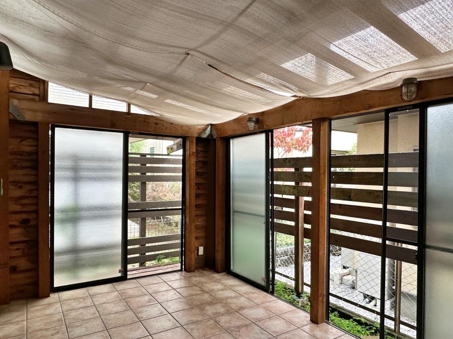 藤沢市鵠沼藤が谷三丁目の売買物件/1階サンルーム｜上に2階のウッドデッキがあります