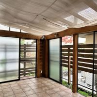 藤沢市鵠沼藤が谷三丁目の売買物件/1階サンルーム｜上に2階のウッドデッキがあります