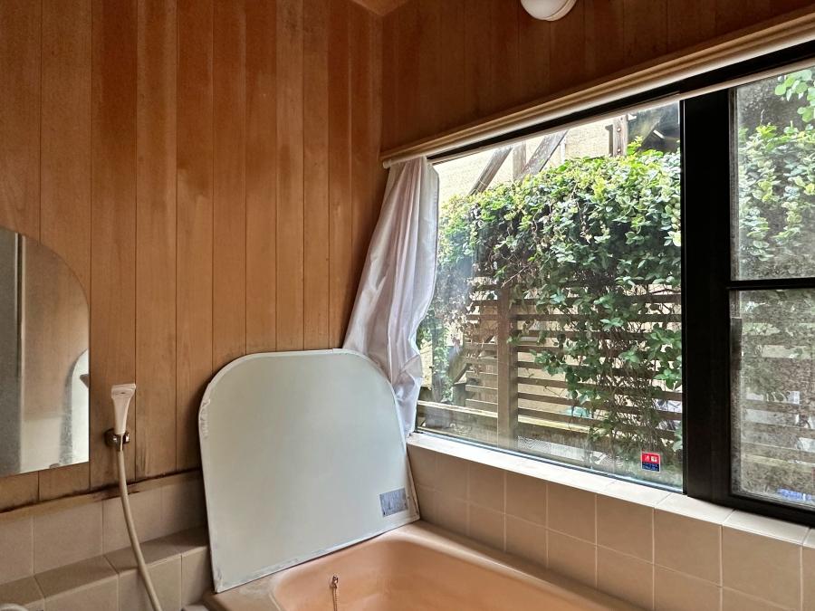 藤沢市鵠沼藤が谷三丁目の売買物件/浴室｜壁と天井はサワラ板張り