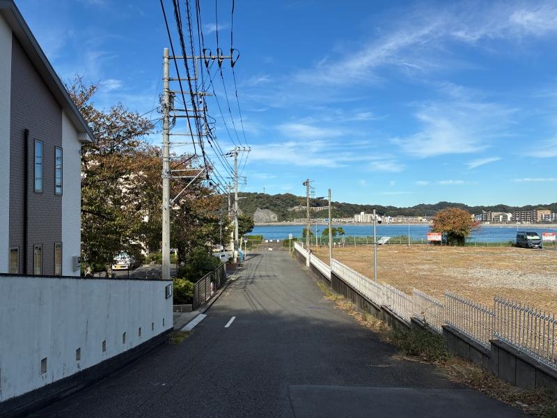 逗子市桜山九丁目の売買物件/外部｜物件前の通り。この先には浄水管理センターしかないので、人通りはほとんどない静かな道です