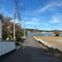 逗子市桜山九丁目の売買物件/外部｜物件前の通り。この先には浄水管理センターしかないので、人通りはほとんどない静かな道です