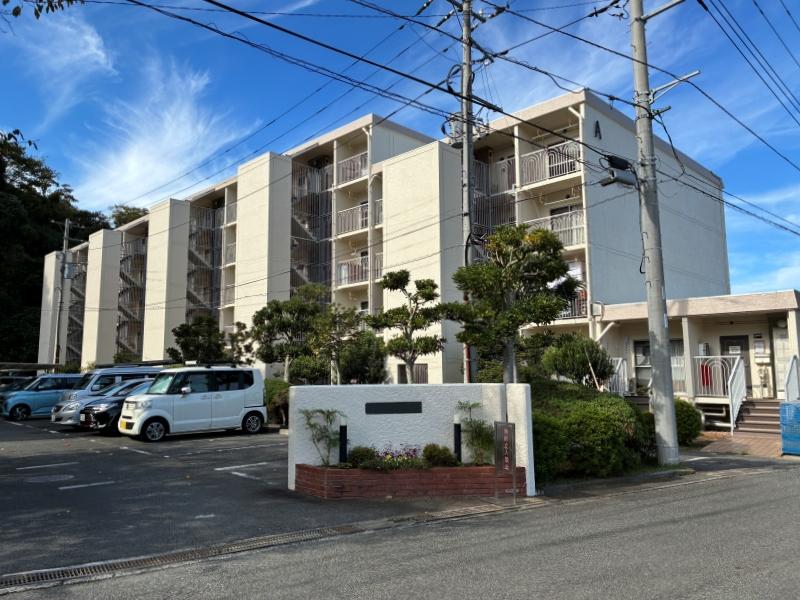 逗子市桜山九丁目の売買物件/外観｜共用階段が連なっている見た目は、どこか団地風情を感じさせます