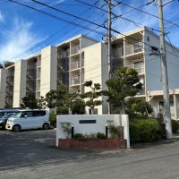 逗子市桜山九丁目の売買物件/外観｜共用階段が連なっている見た目は、どこか団地風情を感じさせます