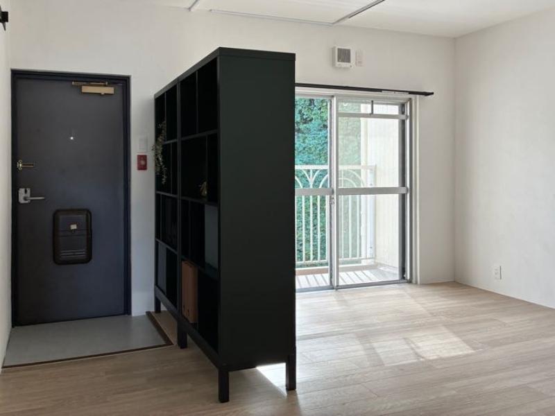 逗子市桜山九丁目の売買物件/洋室1｜玄関を入るとまずこの部屋。元々は廊下があったと思われますが、今は大型の家具で緩く仕切っています