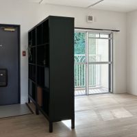 逗子市桜山九丁目の売買物件/洋室1｜玄関を入るとまずこの部屋。元々は廊下があったと思われますが、今は大型の家具で緩く仕切っています